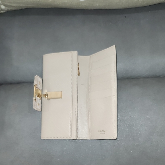 Salvatore Ferragamo Beige Leather Wallet - Picture 7 of 10